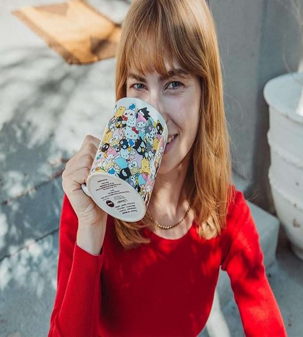 Boire du café dans la tasse Hello Kitty puzzle en ligne