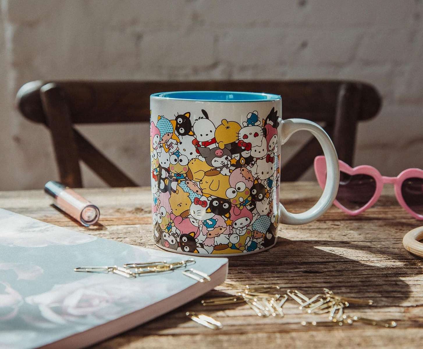 Hello Kitty Kaffekopp På Ett Bord pussel online från foto