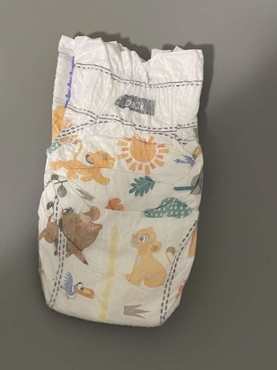 Tył pieluszki Huggies Little Movers z Królem Lwa puzzle online ze zdjęcia