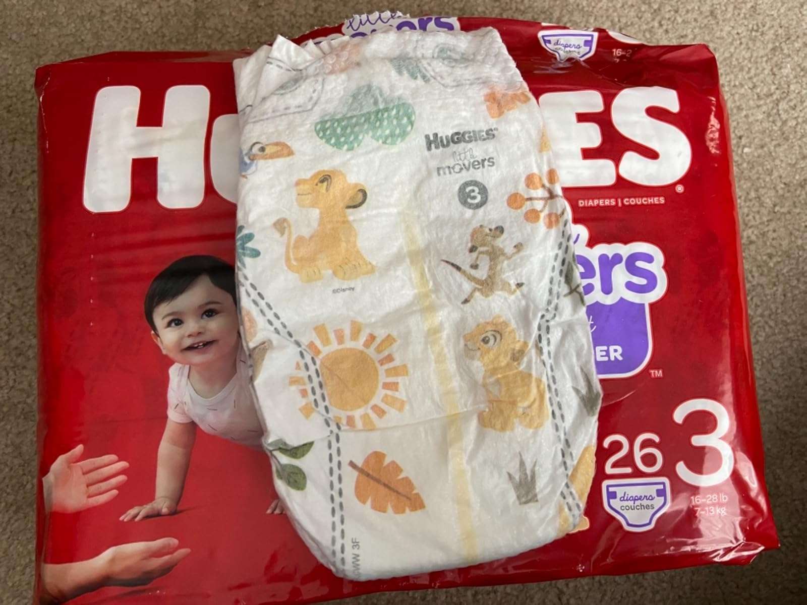 Pieluszka dla niemowląt Huggies Little Movers z królem lwem puzzle online ze zdjęcia