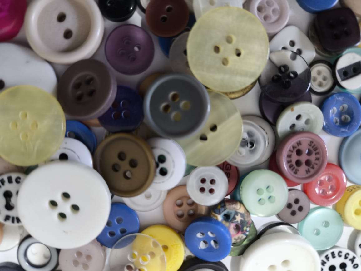 Flerfärgade knappar pussel online från foto