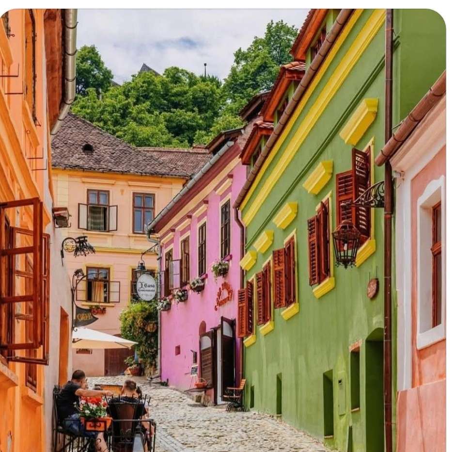 Färgglada hus någonstans i Europa Pussel online