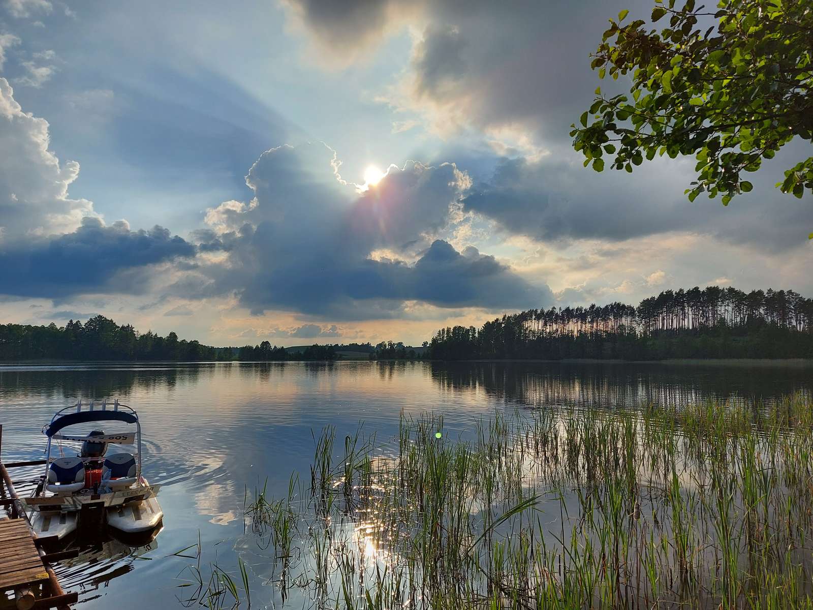 Motorboot auf dem See. Online-Puzzle vom Foto
